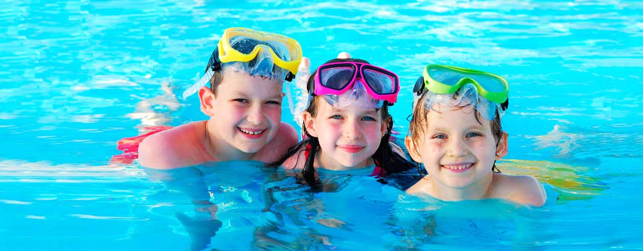 Ragazzi in piscina